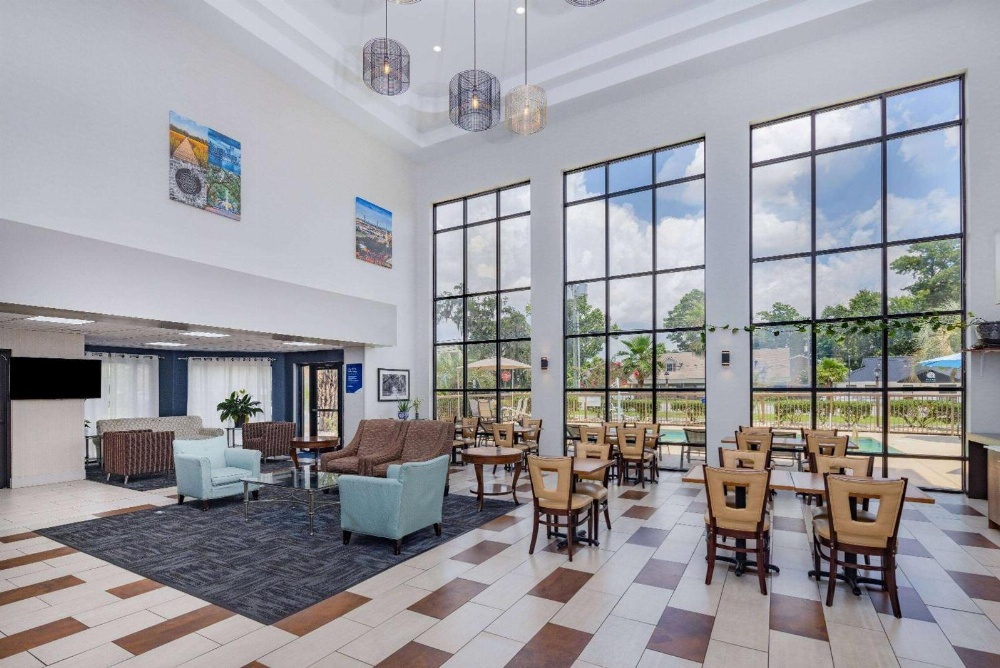 Days Inn & Suites by Wyndham Savannah Midtown