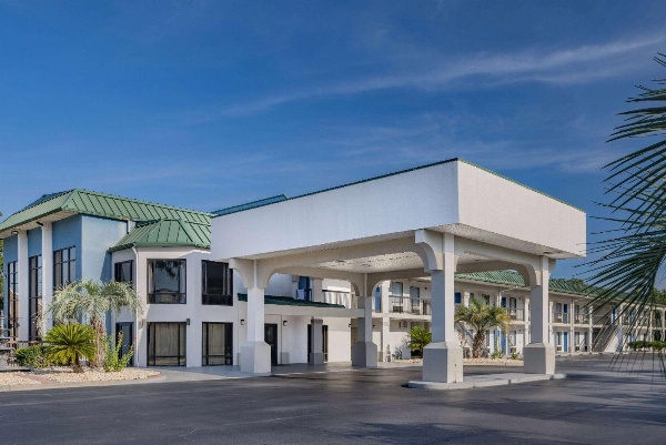 Days Inn & Suites by Wyndham Savannah Midtown image 1