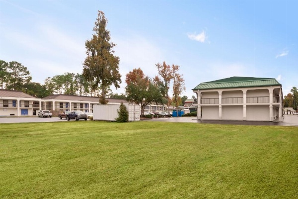 Days Inn & Suites by Wyndham Savannah Midtown image 10