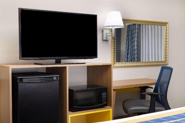 Days Inn & Suites by Wyndham Savannah Midtown image 22