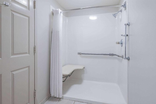 Days Inn & Suites by Wyndham Savannah Midtown image 25