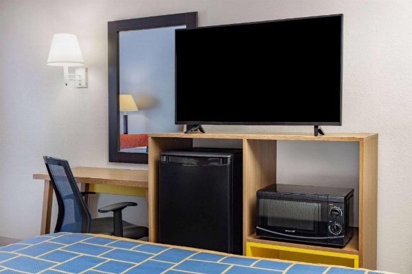 Days Inn & Suites by Wyndham Savannah Midtown image 26