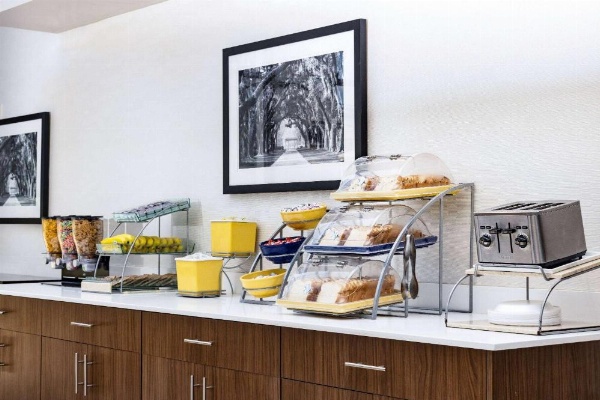 Days Inn & Suites by Wyndham Savannah Midtown image 8